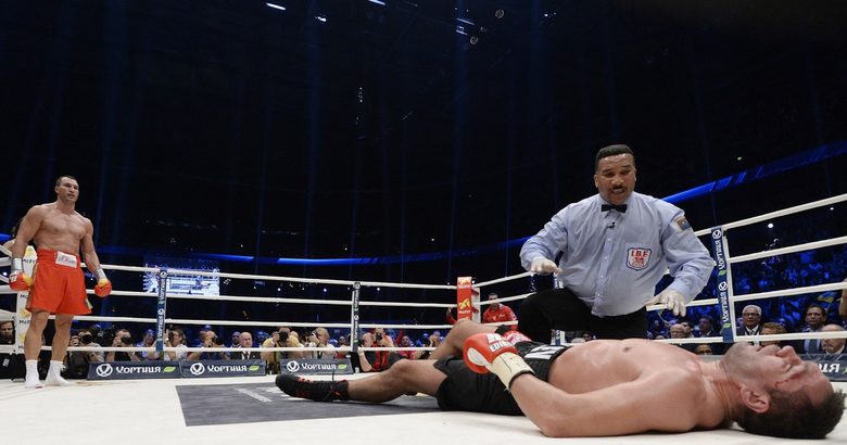 Съдията Тони Уийкс отброява на Кубрат Пулев след последния удар в този мач