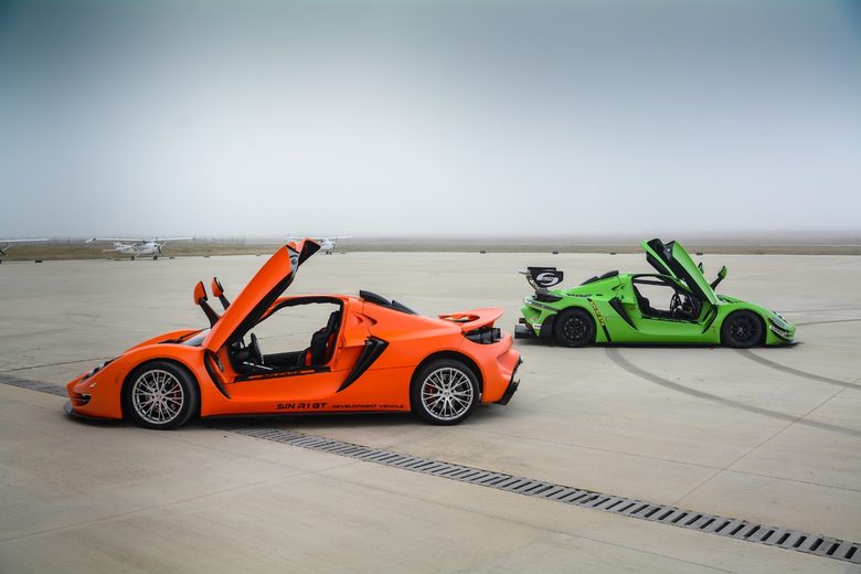 Серийният и състезателният (вдясно) автомобил