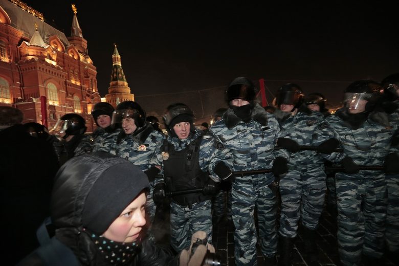 Полицията в Москва арестува стотици демонстриращи в подкрепа на братята Навални