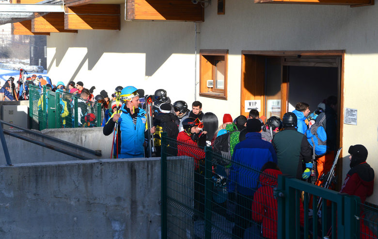 ВИП опашката, откъдето се качват ски училищата и клиентите на "Кемпински Гранд Арена Банско" и "Премиер"