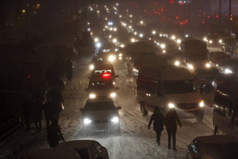 Снежна буря затвори Босфора и летището на Истанбул