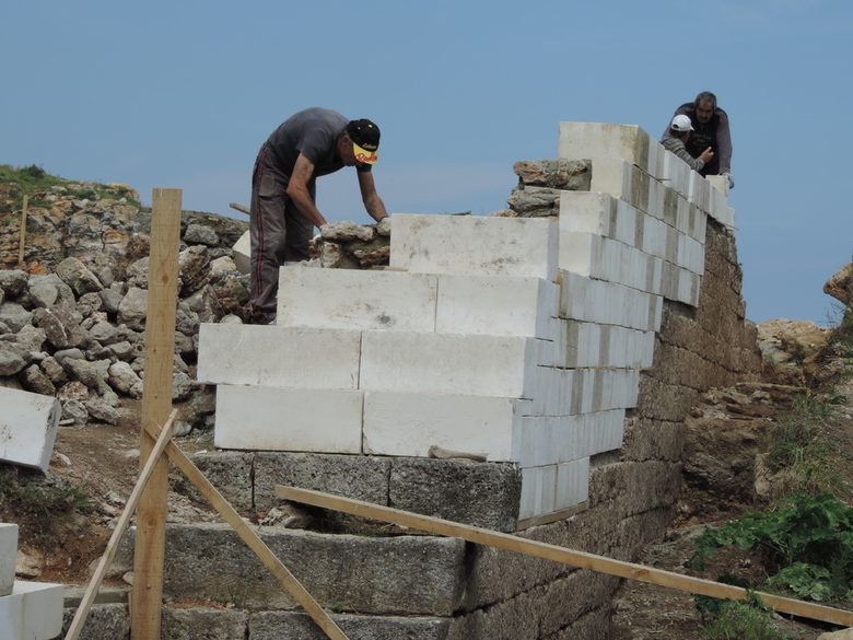 Яйлата, Камен бряг, май 2014 г. Древни строители строят древна стена.