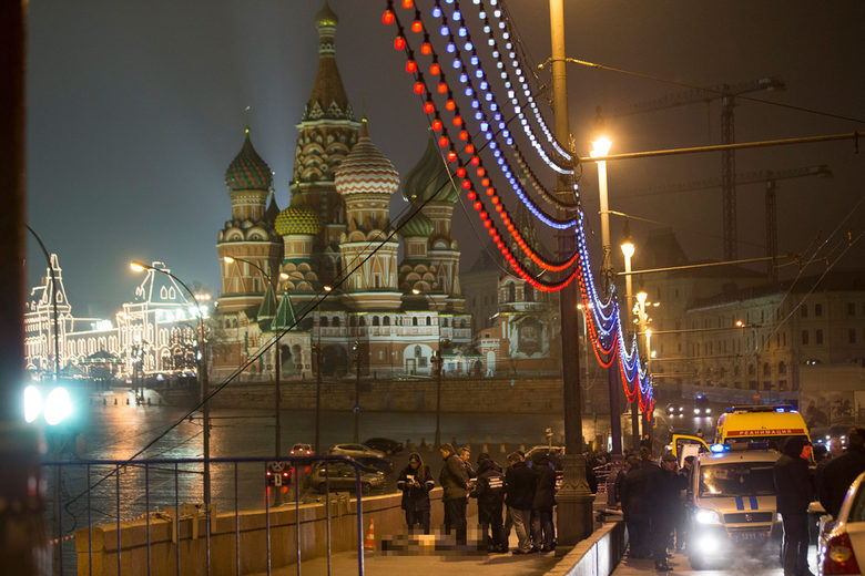 Мястото на убийството на Немцов и полицията - снимката е обработена от "Дневник"