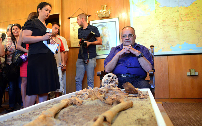 В Националния исторически музей беше изложен скелетът на "вампира", открит в  Созопол. Зад него е директорът на музея Божидар Димитров