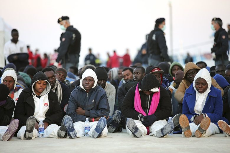 Нелегални имигранти в сицилиаското пристанище Аугуста. Огромният брой от пристигащите от Северна Африка са млади мъже от държавите на юг от Сахара.<br />