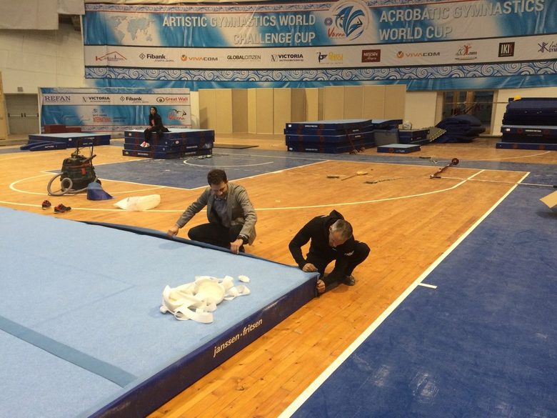 Йордан Йовчев и председателят на федерацията по акробатика Владимир Колев по време на монтажа на уредите.