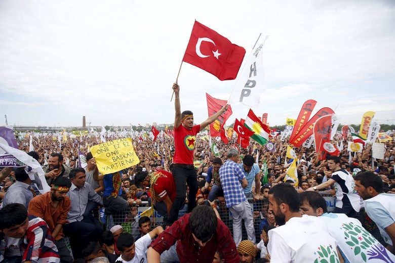 При митинги в днешно време могат да се видят заедно турското и кюрдистанското знаме, което беше немислимо само преди няколко години. Демирташ омайва тълпите с речите си, възхваляващи националното единство.