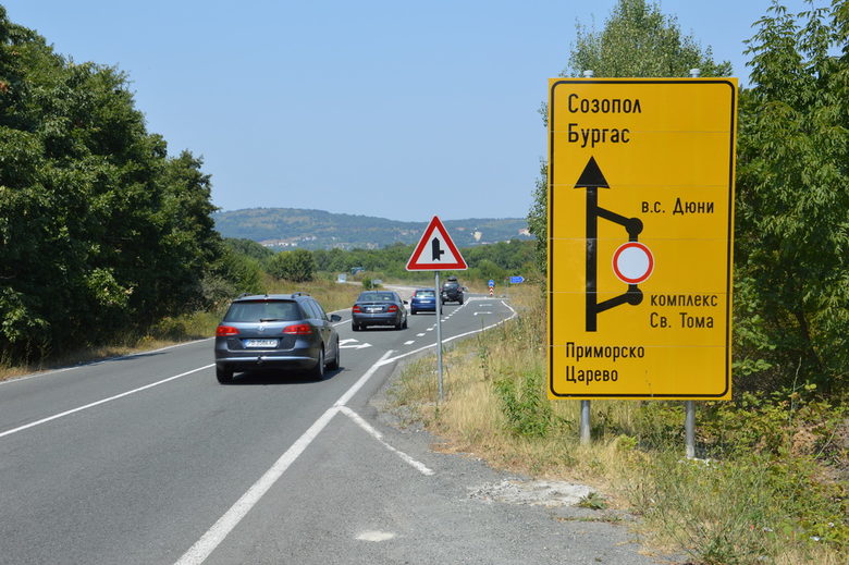 От събота по пътя Созопол- Дюни са поставени и знаци, оказващи, че той е затворен за движение.