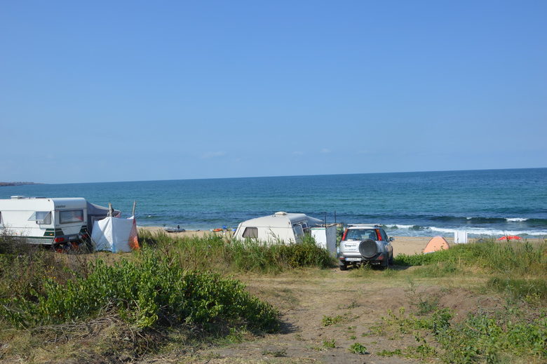 Кемперите и караваните на Шофьорския плаж край Созопол.
