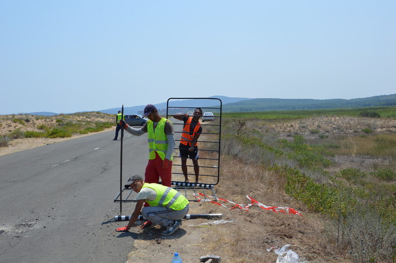 Възстановяването на оградата по пътя Созопол - Дюни