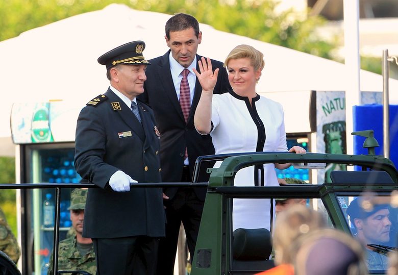 Президентката Китарович с министъра на отбраната Анте Котроманович и началника на генщаба Драго Ловрич.