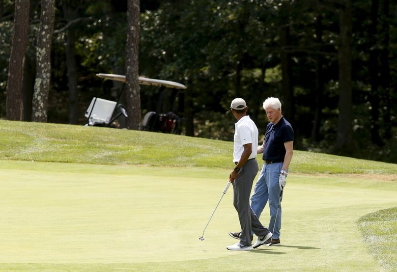 Барак Обама и Бил клинтън играят голф