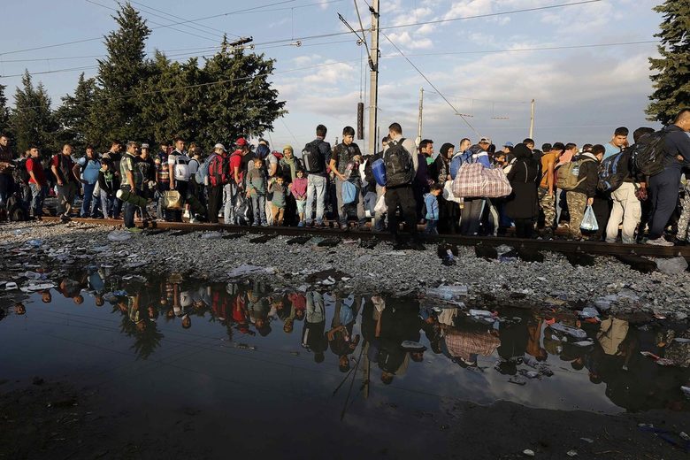 Сирийски бежанци на границата между Македония и Гърция.