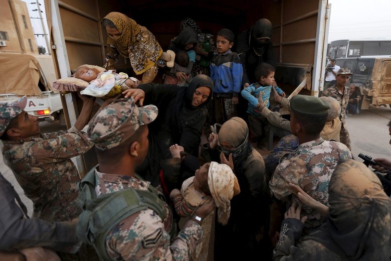 Бежанци от Сирия пристигат в Йордания, близо до граничния град Рувайшед.