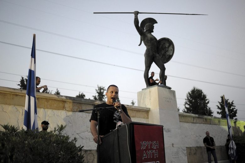 Говорителят на партията Илиас Касидиарис държи антиправителствена реч пред симпатизанти на "Златна зора".