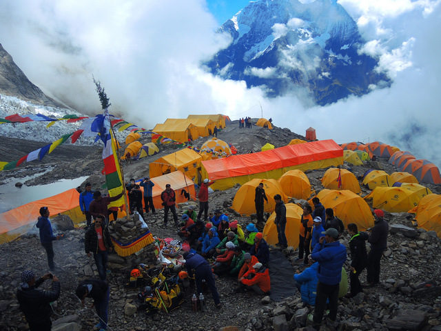 над 100 алпинисти са се събрали под върха и ще опитат да го изкачат