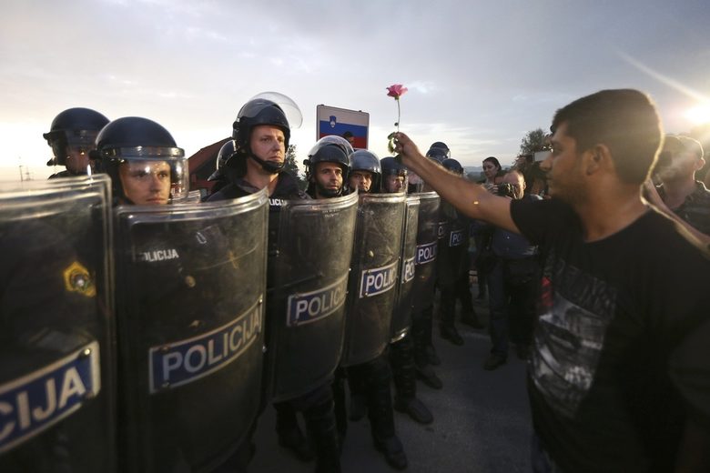 Словенската полиция пресрещна първите от вълната имигранти със стена от щитове.