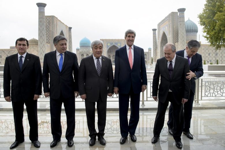В неделя Кери се срещна с петимата външни министри на страните от Централна Азия в Самарканд в Узбекистан.