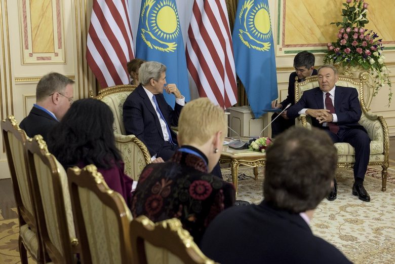 В понеделник Кери се срещна с президента на Казахстан Нурсултан Назарбаев. САЩ са най-големият инвеститор в страната, като са налели 21 милиарда долара от обявяването на независимостта през 1991 г., съобщи Назарбаев.