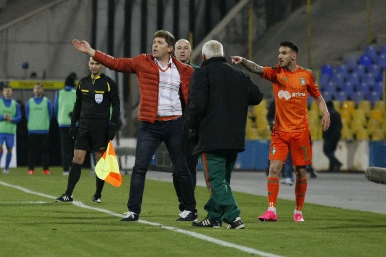 "Литекс" извади отбора си в скандален мач с "Левски" на "Герена"