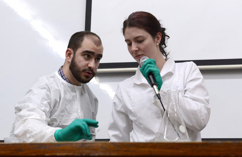Наско Стаменов и Александра Тасева в действие на Вечерта на химията в началото на декември 2015г.