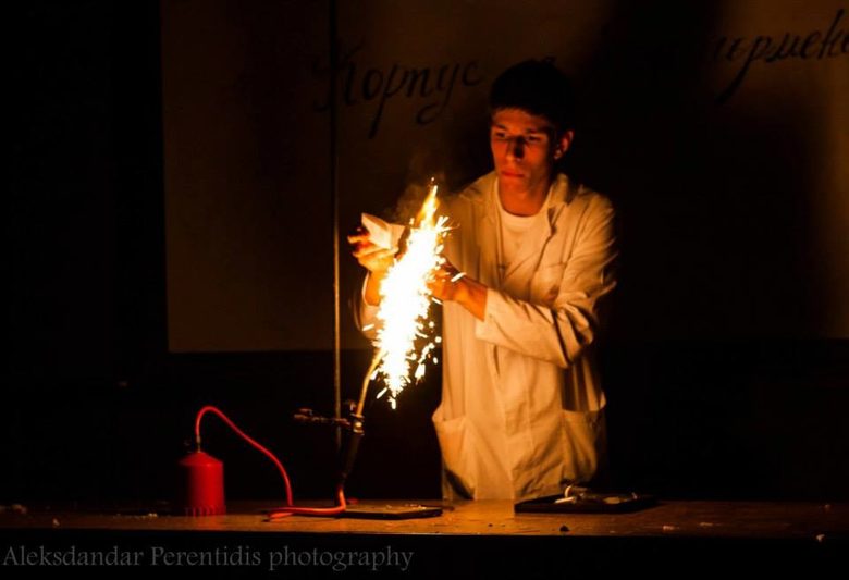Мартин Недялков демонстрира изгаряне на метален тербий по време на Вечерта на химията през май 2015 г.