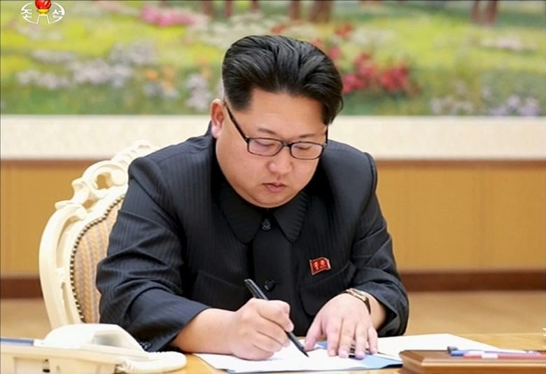 Севернокорейският лидер подписва документ, свързан с проведения опит с предполагаема водородна бомба.