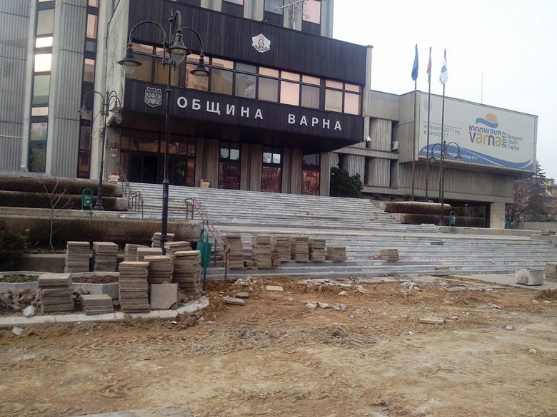 Грамадата от камъни, издигната пред сградата на община Варна през февруари 2013 г. беше премахната тайно
