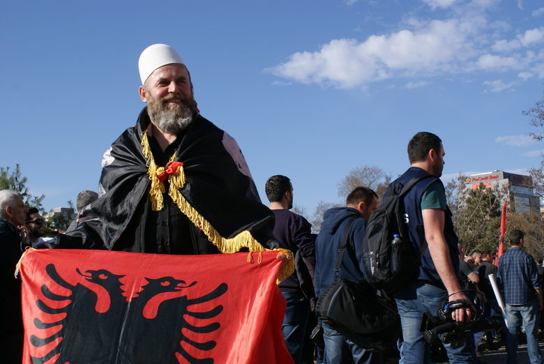 Хиляди поискаха смяна на властта на Деня на независимостта на Косово
