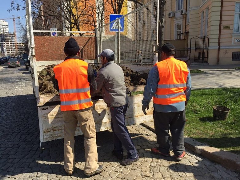 В четвъртък на обяд работници започнаха да поправят нанесените щети.