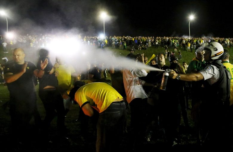 Полицията използва сълзотворен газ и водни оръдия, за да разпръсне протестите в десетки градове в Бразилия, избухнали след номинацията на бившия президент Лула да Силва за началник на кабинета на Дилма Русеф