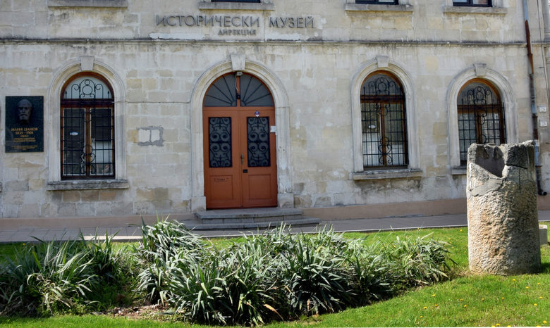 Сградата, в която се помещава управата на музея. Разположена е между историческата експозиция и Екомузея.
