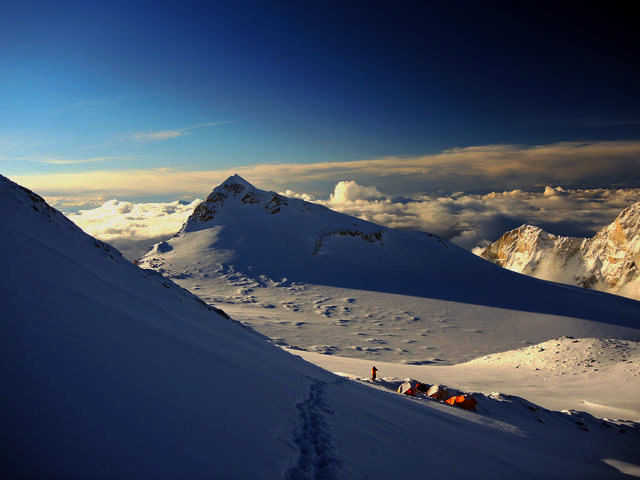 Лагер 4 (7500 м) е разположен на много красиво място над превала Макалу Ла, но има място само 4-5 палатки.