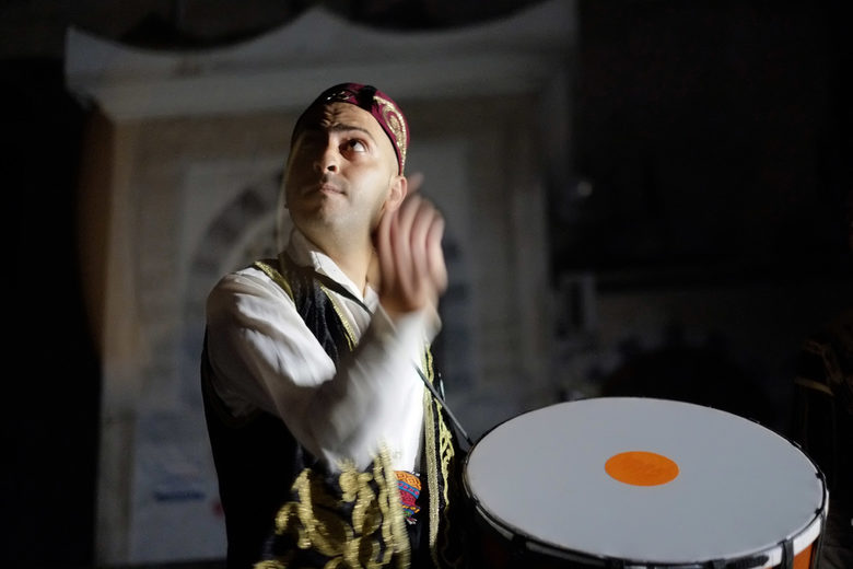 Традицията повелява всеки квартал да има свой барабанист, който в ритъма на барабана рецитира турския епос "мани".