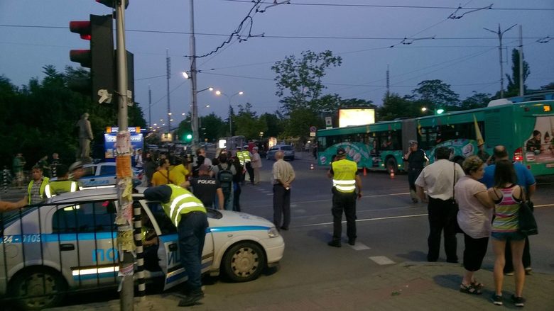 Има пострадали при сблъсък на трамвай и автобус