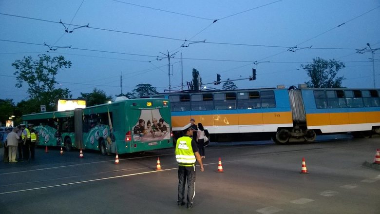 Има пострадали при сблъсък на трамвай и автобус