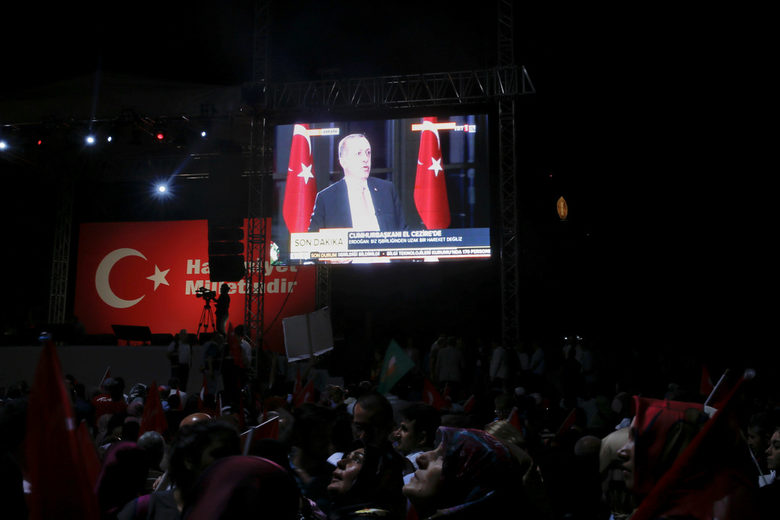 Речта на Ердоган бе предавана на живо по големи екрани на площад "Таксим" в Истанбул.