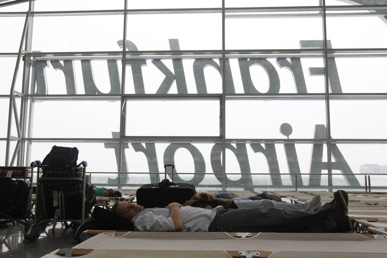 Пътници спят на летището във Фрнакфурт