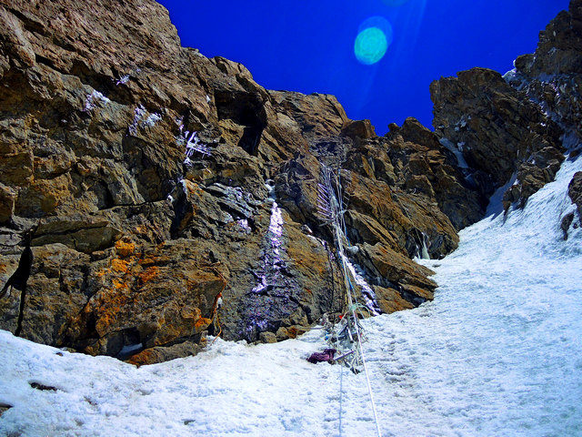 Стената на Кинсхофер е висока около 100 метра и по нея седят въжета и въжени стълби от много експедиции