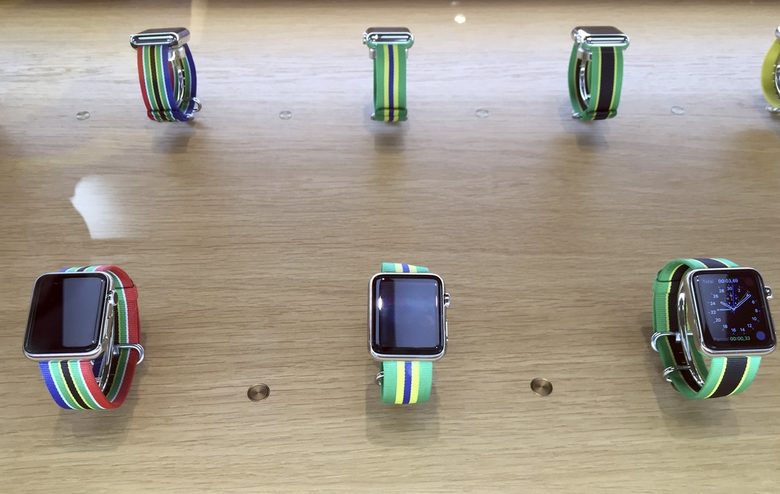 Специално украсените с национални знамена часовници на Apple, които се продават в Рио