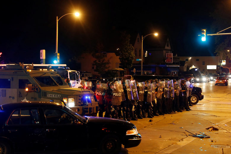Извънредно положение в Милуоки, избухнаха безредици след убийство на чернокож от полицай