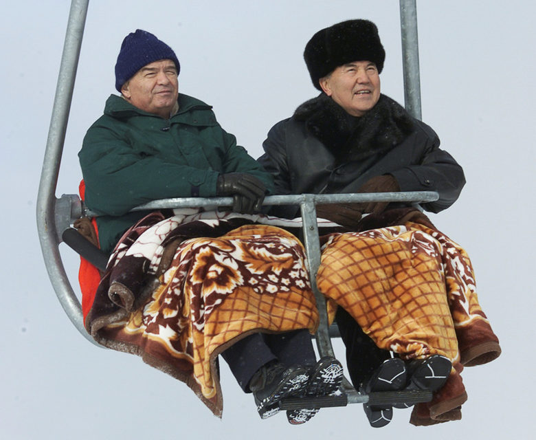 Ислам Каримов с президента на Казахстан Нурсултан Назарбаев (вдясно) в казахския ски курорт Чимбулак през 2011 г.