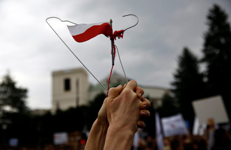 Полската власт опита да угоди на църквата, но разгневи жените