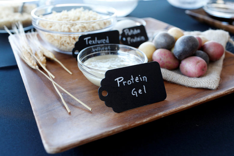 Съставки за създаване на "месо" от растителни продукти, включително протеинов гел
