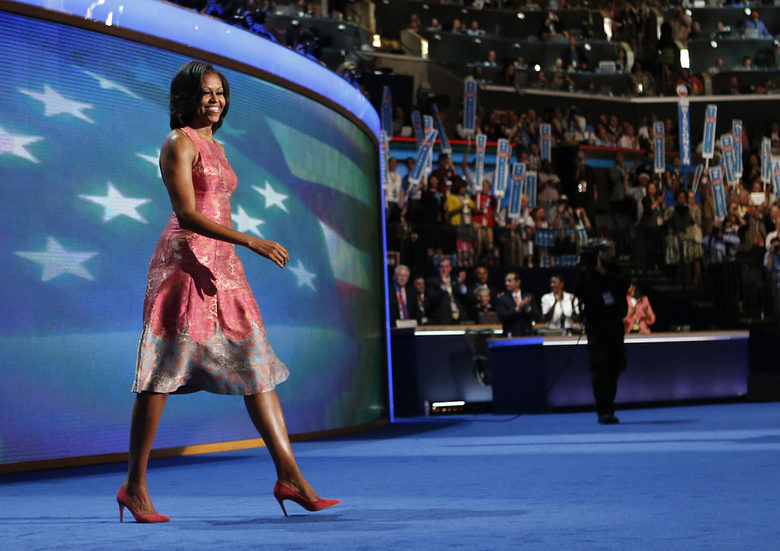Първата дама Мишел Обама наруши традицията на костюми в пастелни тонове и не се колебаеше да се появява до съпруга си в рокли без ръкави.