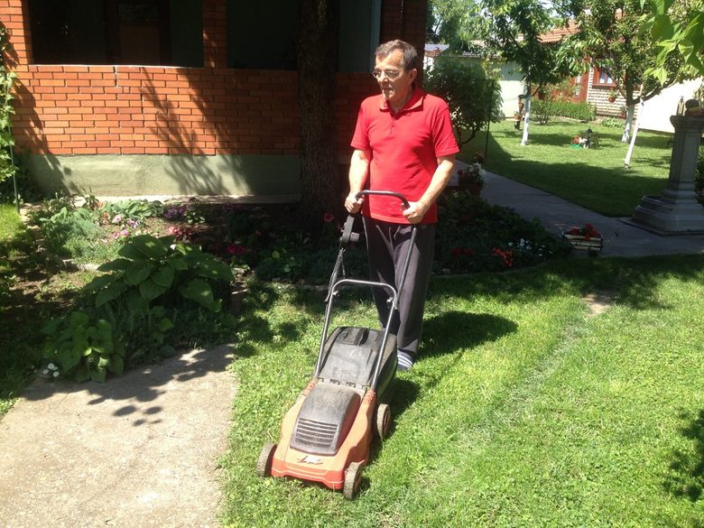 Бившият президент на профсъюза в Азотара Милан Ивович коси тревата в дома си в сръбския град Панчево.