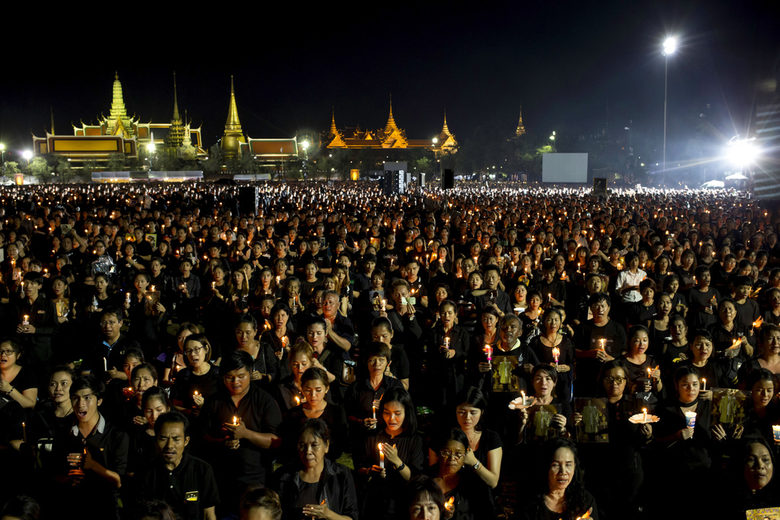 Крал Бумибол бе дълбоко обичан от народа си. Хиляди тайланди се стичаха на събития в негова памет.