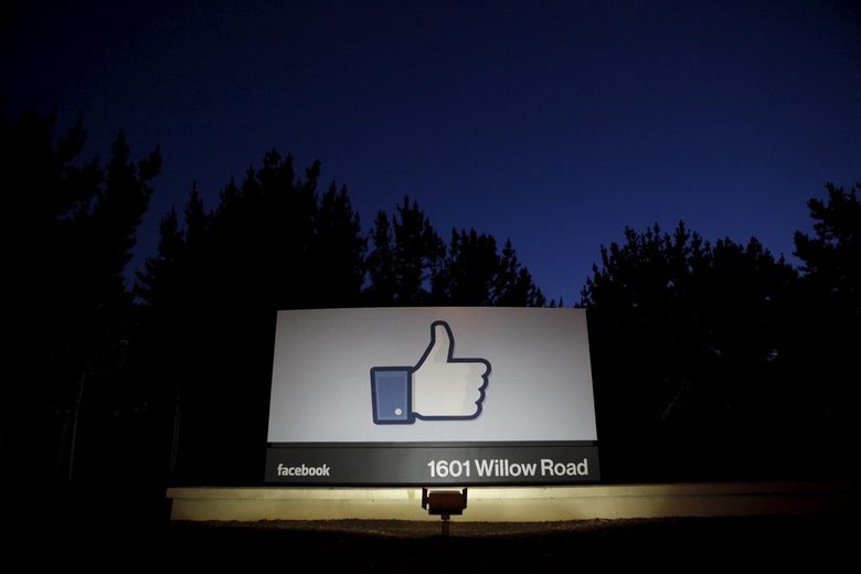 Не, "Фейсбук" няма да направи всички снимки публични от утре