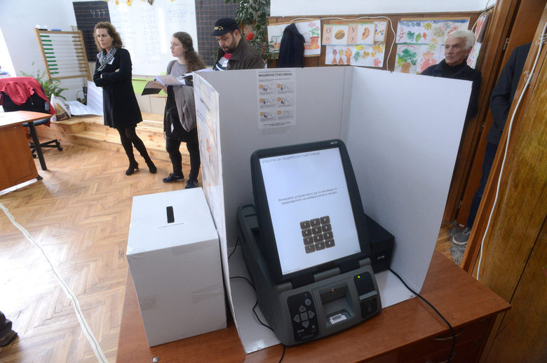 Гласуване за Референдум за електронно гласуване и Местни избори 2015, машина за гласуване, машинно гласуване