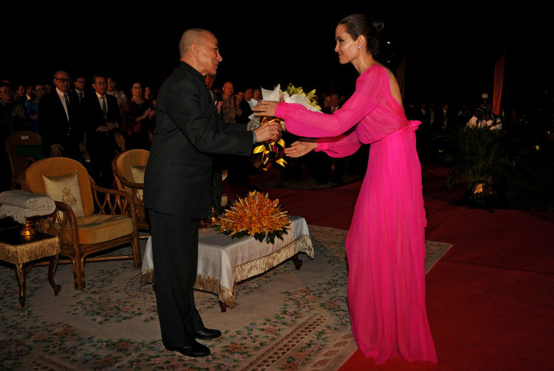 След премиерата в известния храм Ангкор Ват актрисата получи букет от монархът на Камбоджа Нородом Сихамони